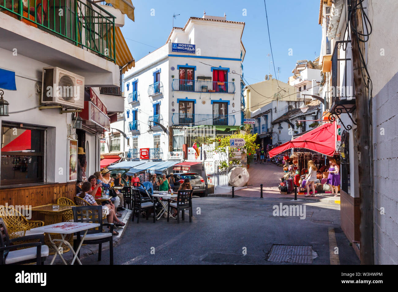 Torremolinos, Spanien - 24. August 2015: Touristen in einer typischen Straße in die Stadt, die Stadt ist ein beliebtes Urlaubsziel. Stockfoto