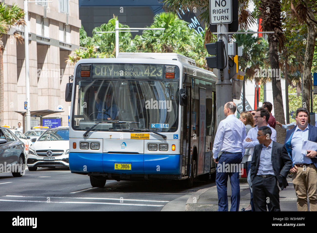 Sydney Bus an der Ampel im Stadtzentrum mit Menschen in der Nähe stehen, Sydney, Australien Stockfoto