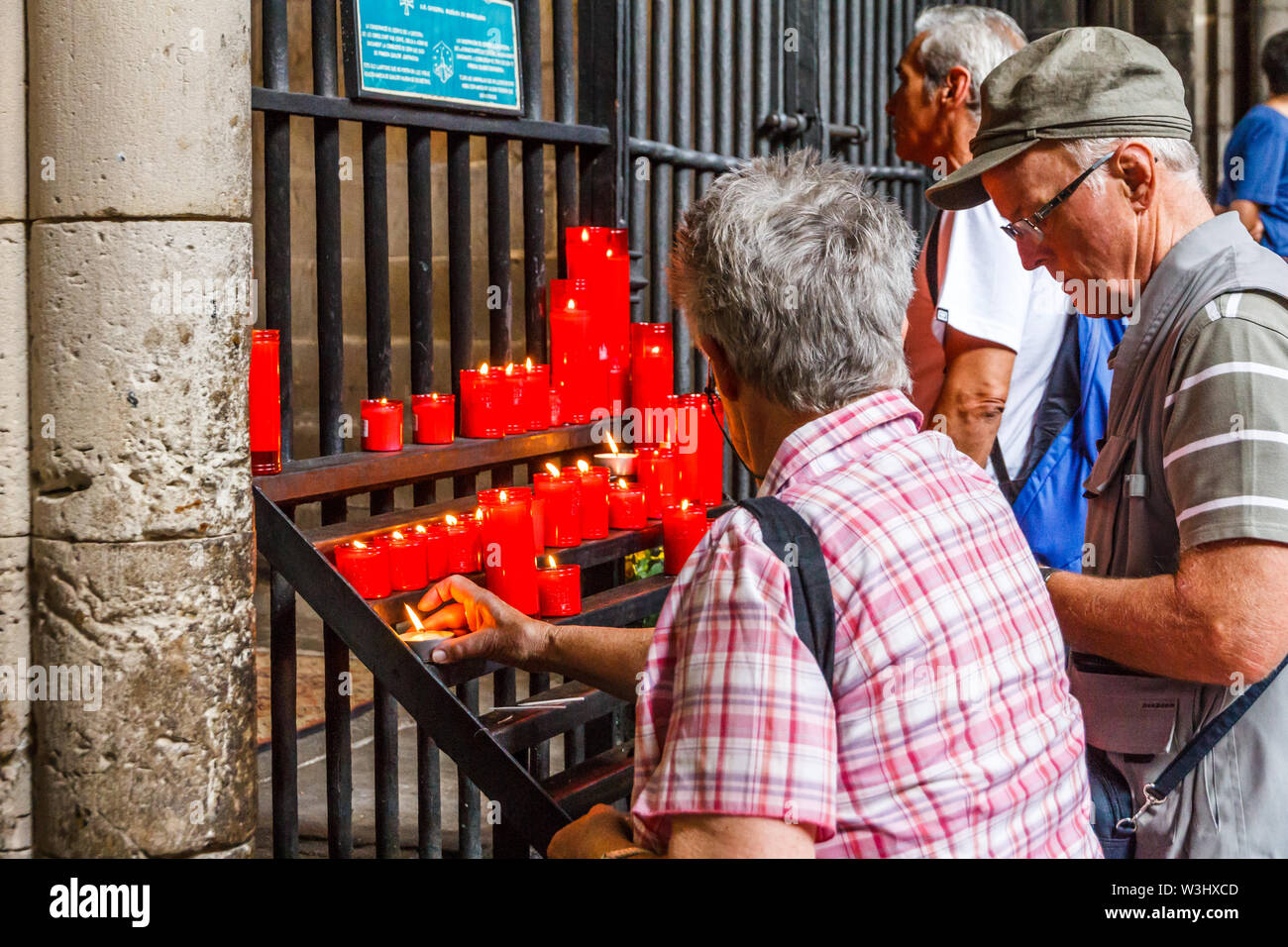 Barcelona, Spain-September 5 2015: Menschen Kerzen anzünden außerhalb der Kathedrale. Spanien ist ein römisch-katholisches Land. Stockfoto
