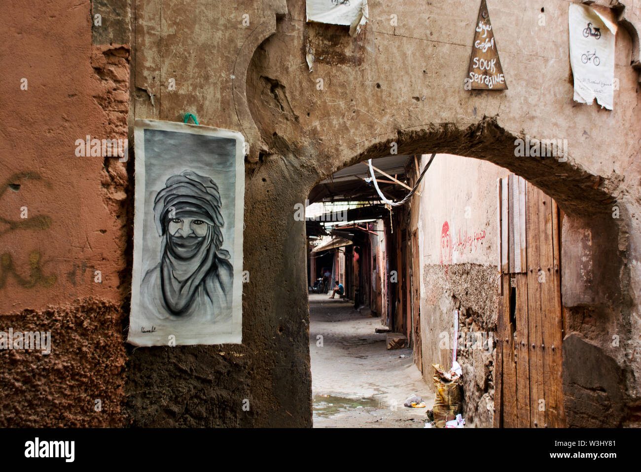 Verwitterte Straßen, Gassen von Marrakesch & Medina Gehwege und Straßen in der marokkanischen Stadt der islamischen Kultur Stockfoto