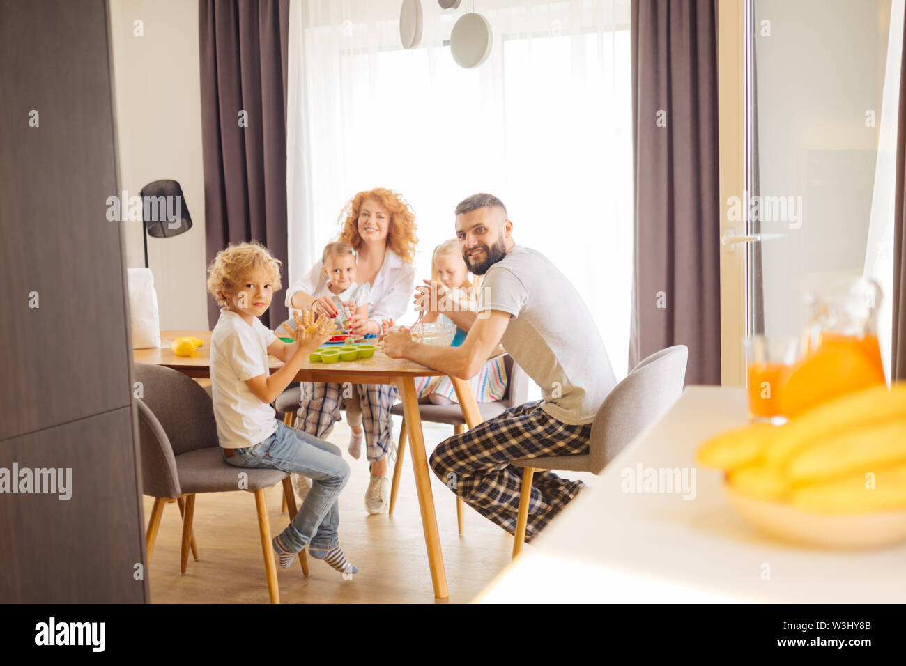 Ideale Familie. Gerne freuen Familie betrachten Sie beim zusammen sitzen um den Tisch im Esszimmer Stockfoto