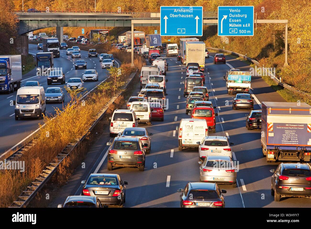 Viel Verkehr auf der Autobahn A3, Duisburg, Ruhrgebiet, Nordrhein-Westfalen, Deutschland Stockfoto