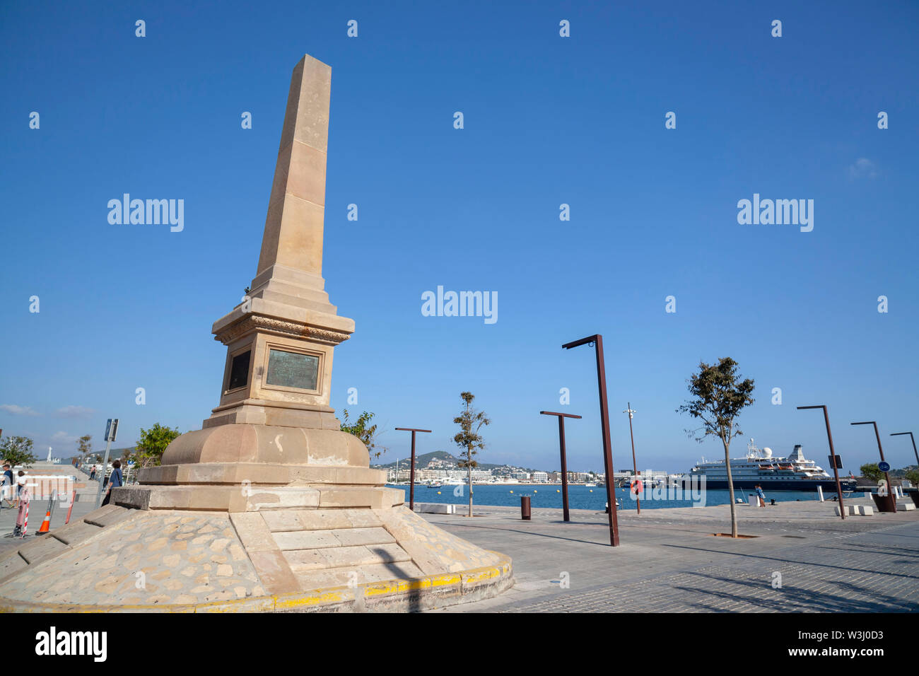 IBIZA, SPANIEN - Oktober 10,2019: Obelisk Tribut an die Piraten im Hafen von Ibiza, Eivissa, Balearen. Stockfoto