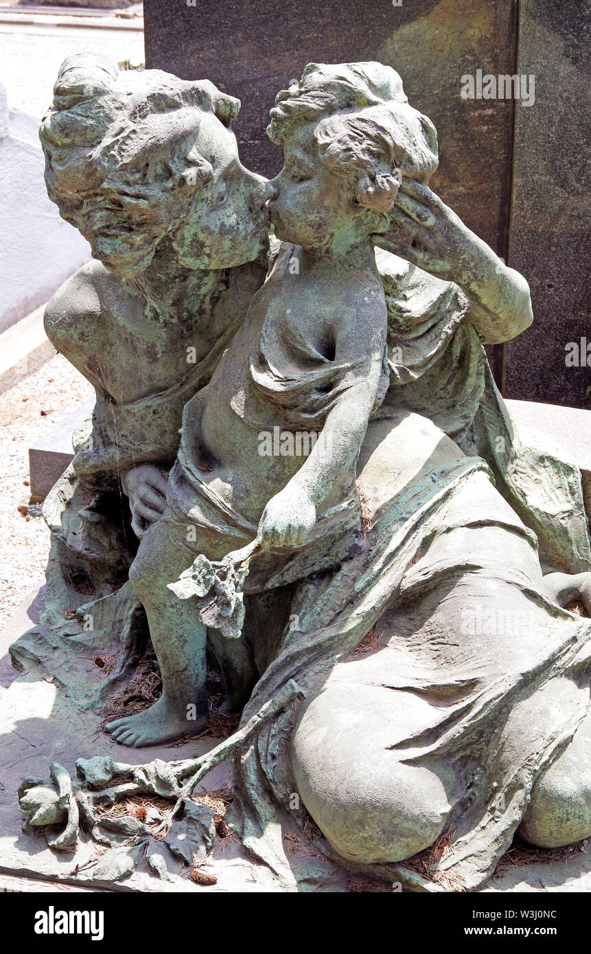 Cimitero Monumentale Milano Italien, einer der größten Friedhöfe Europas, Details von Gedenkstätten etc, Bronze von Mutter küssen Kind, (Abschied?) Stockfoto