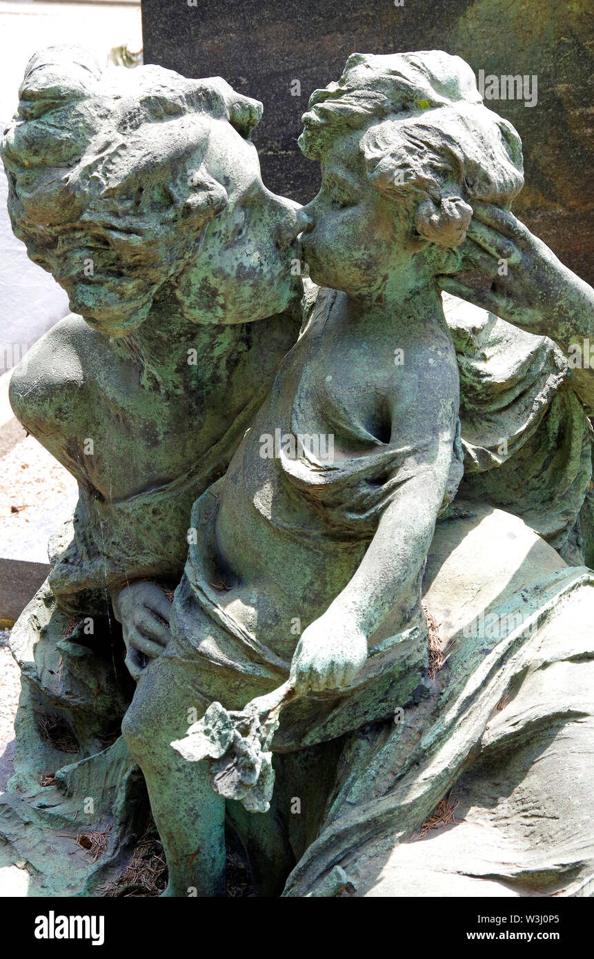 Cimitero Monumentale Milano Italien, einer der größten Friedhöfe Europas, Details von Gedenkstätten etc, Bronze von Mutter küssen Kind, (Abschied?) Stockfoto