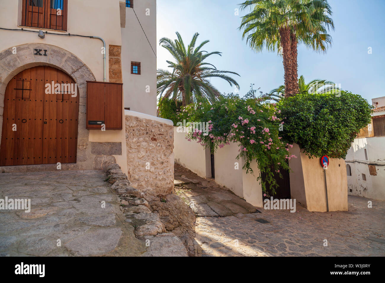 Typische Straße in das historische Zentrum, Dalt Vila in Ibiza, Eivissa, Balearen. Spanien. Stockfoto