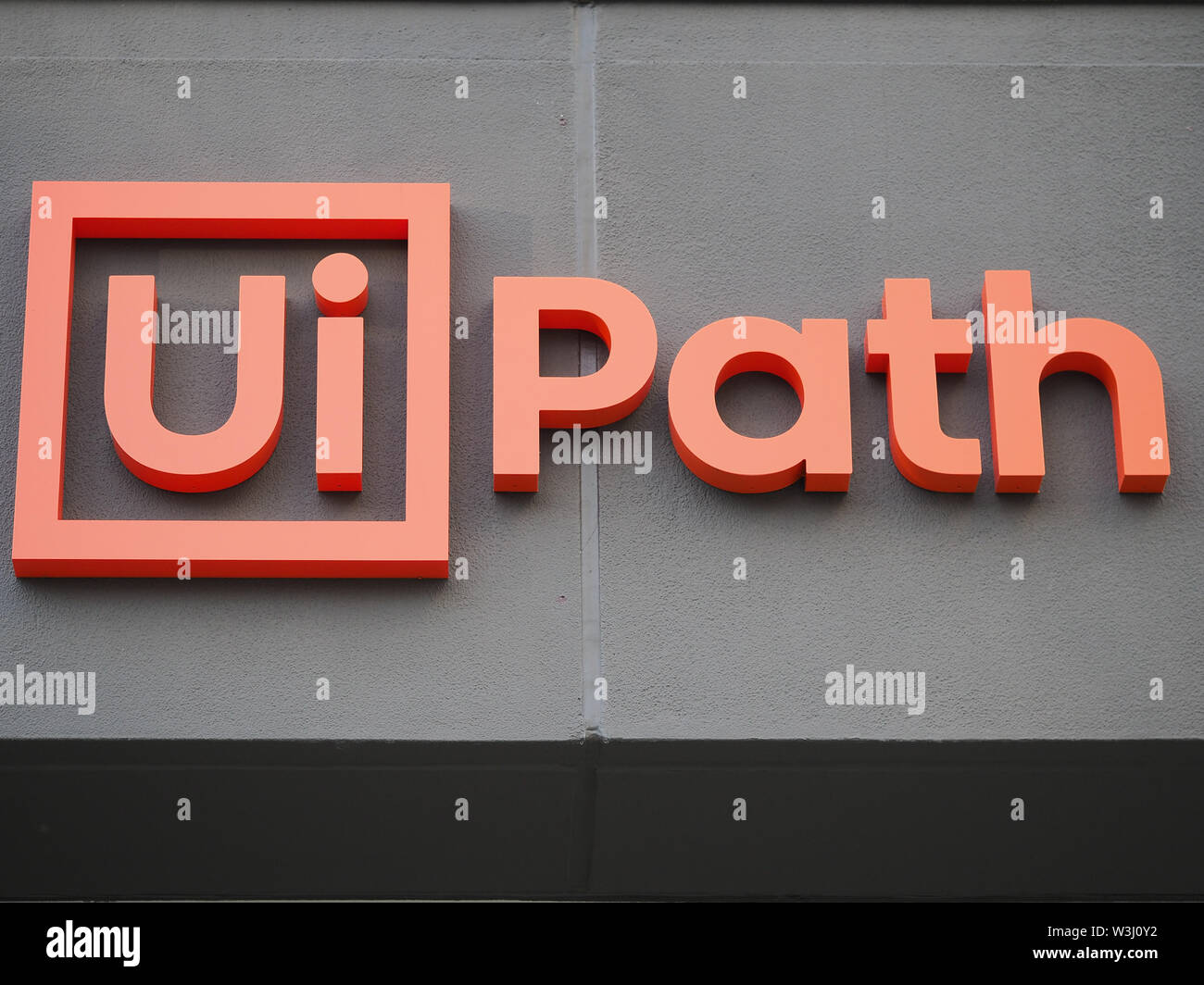 UiPath (Robotic Process Automation Software Company) Logo auf Bürogebäude in der Innenstadt von Bellevue, WA, USA; Juli 2019 Stockfoto