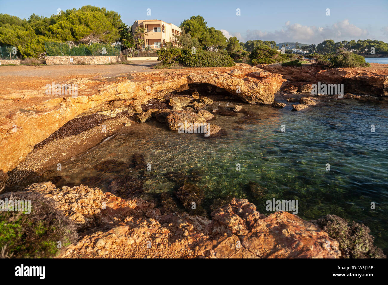 Santa Eularia des Riu, Littoral, Küsten, markanten Felsen Ocker Farbe. Mittelmeer, Insel Ibiza, Balearen, Spanien. Stockfoto