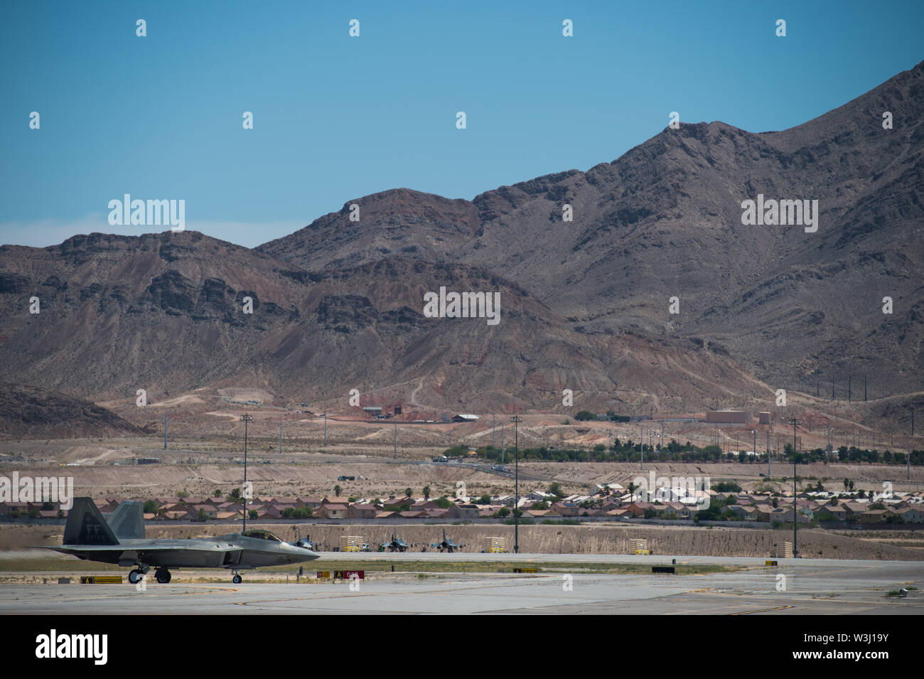 Ein US Air Force F-22 Raptor aus dem 1 Fighter Wing landet auf der Nellis Air Force Base, Nevada, zur Unterstützung der Red Flag 19-3 am 11. Juli 2019. Red Flag ist ein Air Combat Training, startet am 15. Juli 2019, und zum Schluss August 2, 2019. (U.S. Air Force Foto von älteren Flieger Tristan Biese) Stockfoto