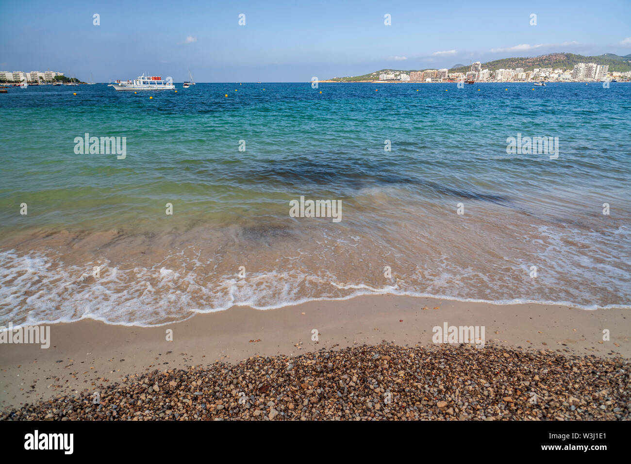 Mediterrane bayand Strand in Sant Joan de Labritja, Ibiza, Balearen. Stockfoto