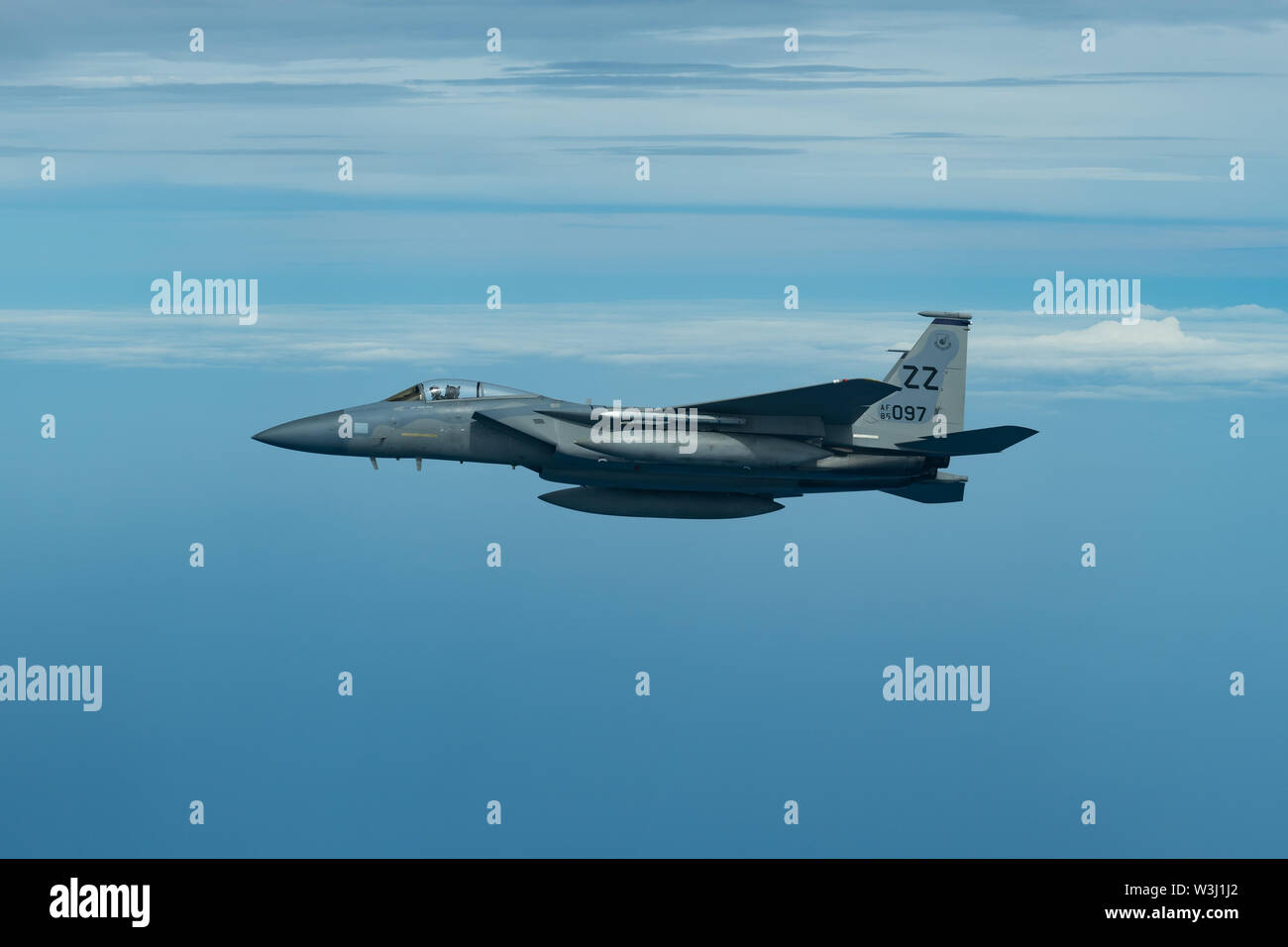 Eine F-15C Eagle von der 44th Fighter Squadron fliegt während einer Übung Juli 10, 2019, aus der Kadena Air Base, Japan. Die Eagle kann mit verschiedenen Kombinationen von vier verschiedenen Luft-zu-Luft-Waffen: AIM-7F/M Sparrow Raketen oder AIM-120 AMRAAM Advanced medium-Range Luft-Luft-Raketen auf der unteren Rumpf Ecken, AIM-9L/M Sidewinder oder AIM-120 AMRAAM Raketen an zwei Pylonen unter die Flügel, und eine interne 20 mm (0,79 in) M61 Vulcan Gatling Gun im rechten Flügel root scharfgeschaltet werden. (U.S. Air Force Foto von Airman 1st Class Matthew Seefeldt) Stockfoto