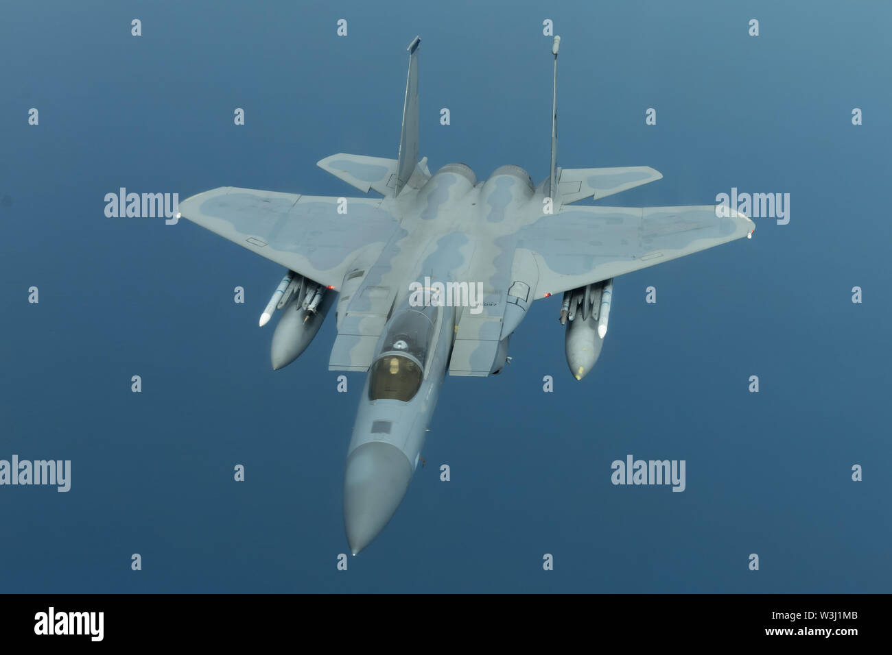 Eine F-15C Eagle von der 44th Fighter Squadron fliegt während einer Übung Juli 10, 2019, aus der Kadena Air Base, Japan. Die Eagle kann mit verschiedenen Kombinationen von vier verschiedenen Luft-zu-Luft-Waffen: AIM-7F/M Sparrow Raketen oder AIM-120 AMRAAM Advanced medium-Range Luft-Luft-Raketen auf der unteren Rumpf Ecken, AIM-9L/M Sidewinder oder AIM-120 AMRAAM Raketen an zwei Pylonen unter die Flügel, und eine interne 20 mm (0,79 in) M61 Vulcan Gatling Gun im rechten Flügel root scharfgeschaltet werden. (U.S. Air Force Foto von Airman 1st Class Matthew Seefeldt) Stockfoto