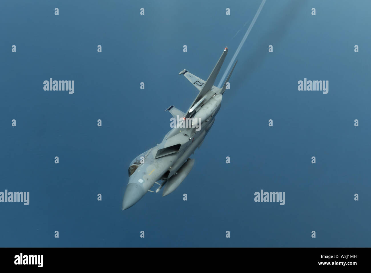Eine F-15C Eagle von der 44th Fighter Squadron fliegt während einer Übung Juli 10, 2019, aus der Kadena Air Base, Japan. Die Eagle kann mit verschiedenen Kombinationen von vier verschiedenen Luft-zu-Luft-Waffen: AIM-7F/M Sparrow Raketen oder AIM-120 AMRAAM Advanced medium-Range Luft-Luft-Raketen auf der unteren Rumpf Ecken, AIM-9L/M Sidewinder oder AIM-120 AMRAAM Raketen an zwei Pylonen unter die Flügel, und eine interne 20 mm (0,79 in) M61 Vulcan Gatling Gun im rechten Flügel root scharfgeschaltet werden. (U.S. Air Force Foto von Airman 1st Class Matthew Seefeldt) Stockfoto
