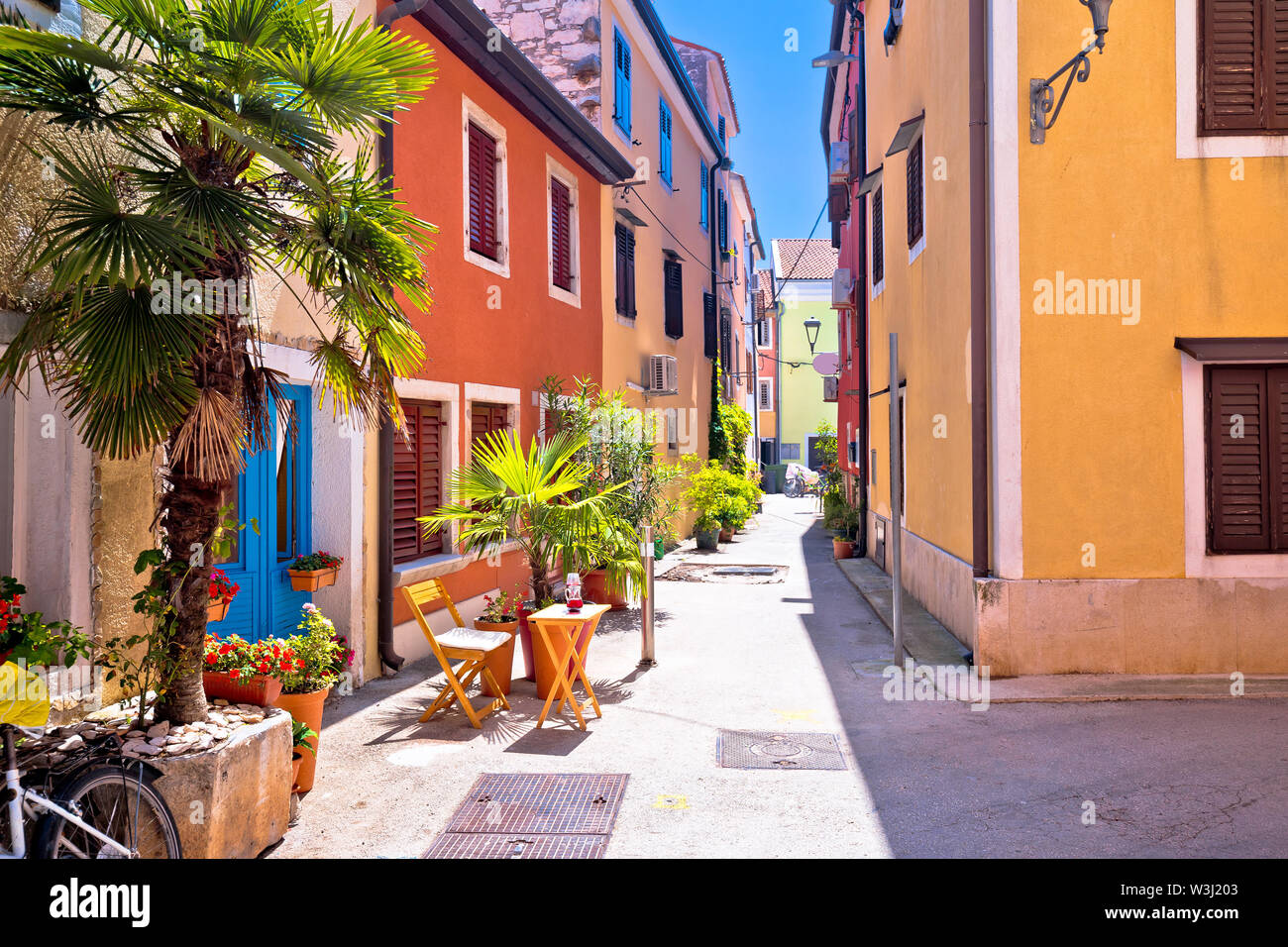 Idyllische bunten mediterranen Straße von Novigrad Istarski, Stadt im Archipel von Istrien, Kroatien Stockfoto