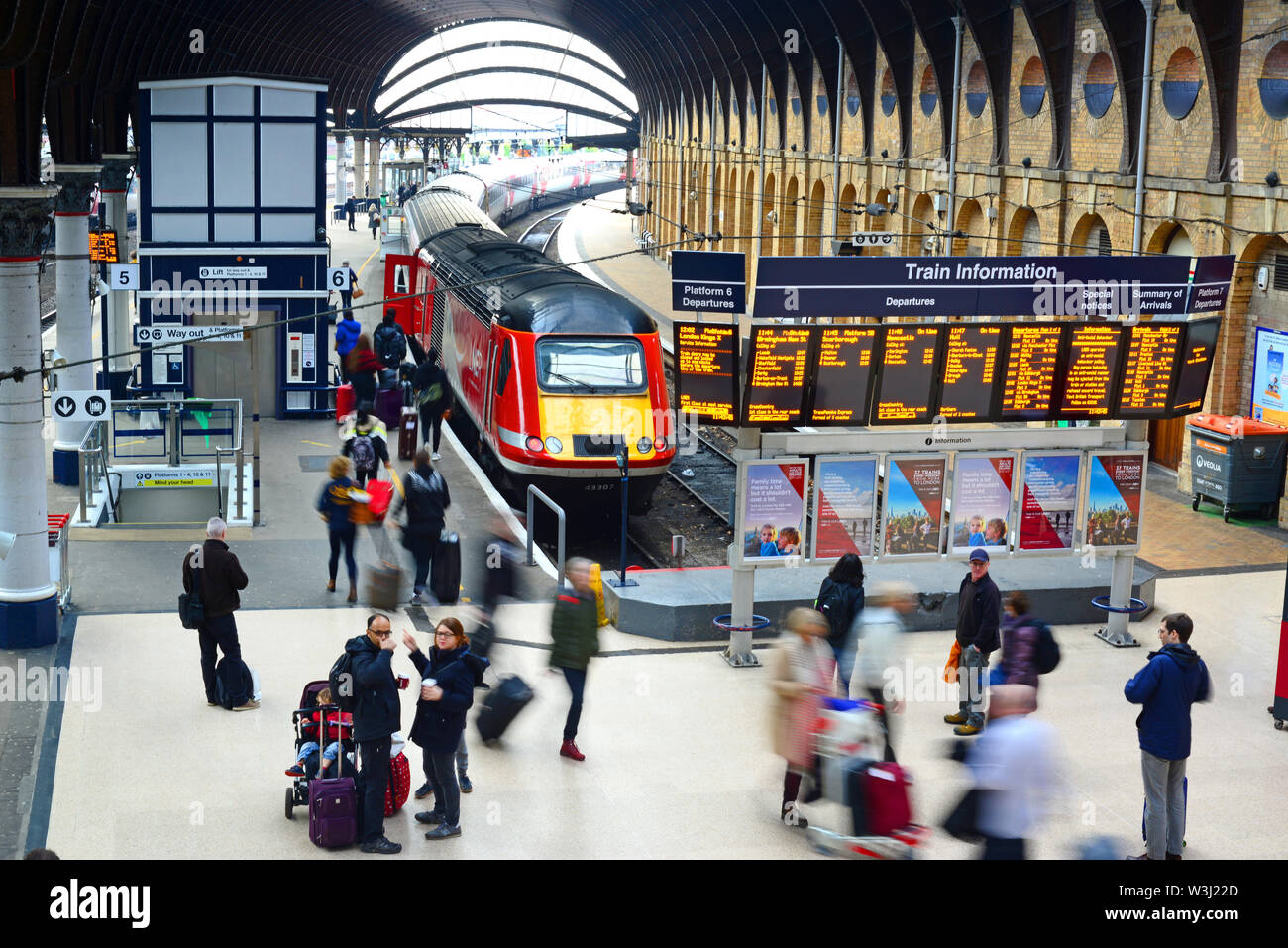 Die Fluggäste Lner Klasse 43 (HST) Zug durch digitale Zug Infotafeln am York Station yorkshire United Kingdom Stockfoto