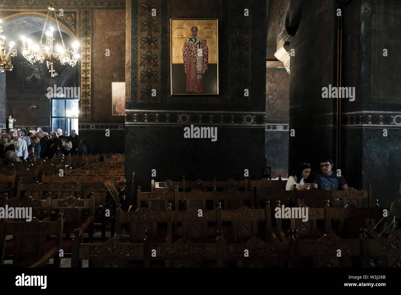 Die Gläubigen in der Kirche der Hagia Sophia in Saloniki, Griechenland, am Karfreitag, 26. April 2019. Stockfoto