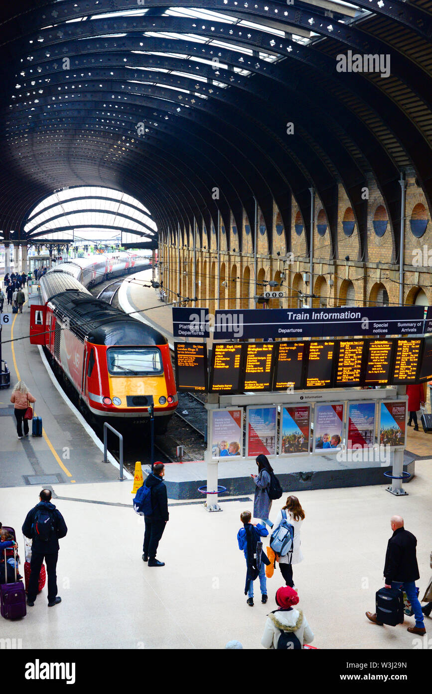 Die Fluggäste Lner Klasse 43 (HST) Zug durch digitale Zug Infotafeln am York Station yorkshire United Kingdom Stockfoto