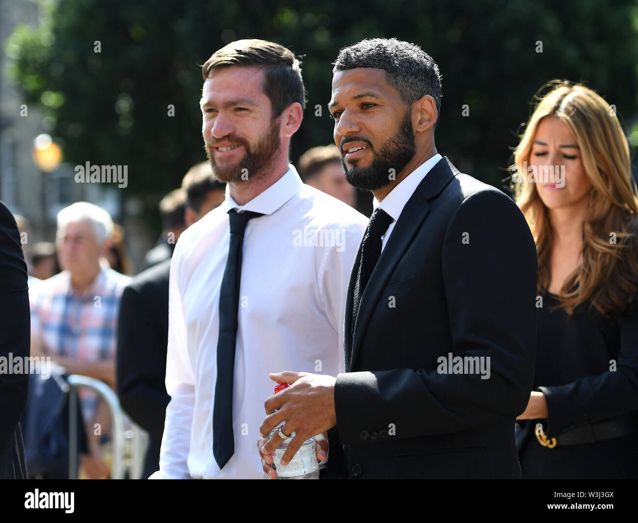 Jobi McAnuff (rechts) während der Trauerfeier für Justin Edinburgh in Chelmsford Kathedrale. Stockfoto