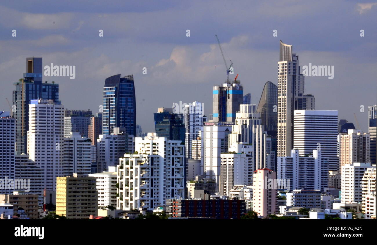 Ein hohes Ansehen der Wolkenkratzer im Zentrum von Bangkok, Thailand, Blick nach Norden von der Pantip Suites Hotel im Stadtteil Sathorn Stockfoto