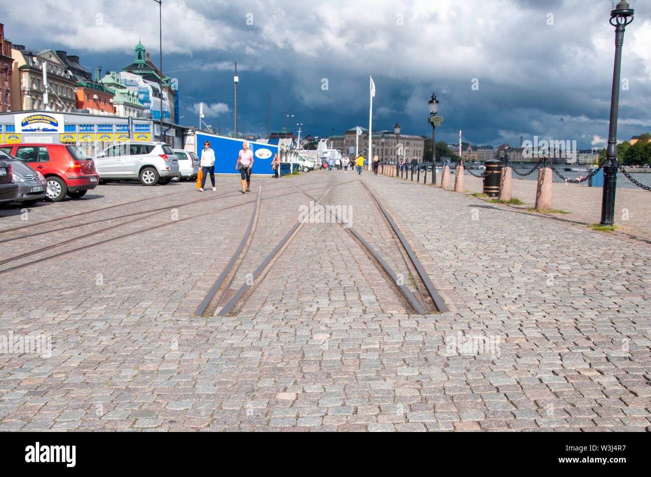 Stockholm, Schweden, September 2009: Alte Tram tracks zu Nirgendwo in Stockholm auf der Uferpromenade in Gamla Stan. Stockfoto