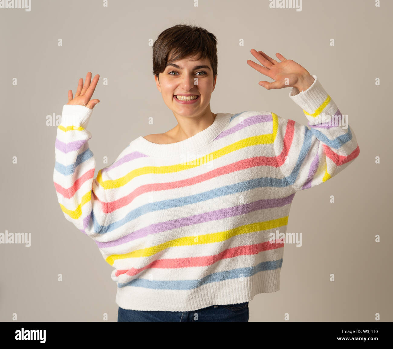 Portrait von glücklich und überrascht die jungen kaukasischen Frauen lachen und Spaß in grün gestreiften Pullover in neutralen Hintergrund isoliert. Menschen, Stockfoto Portrait von glücklich und überrascht die jungen kaukasischen Frauen lachen und Spaß in grün gestreiften Pullover in neutralen Hintergrund isoliert. Menschen, Stockfoto