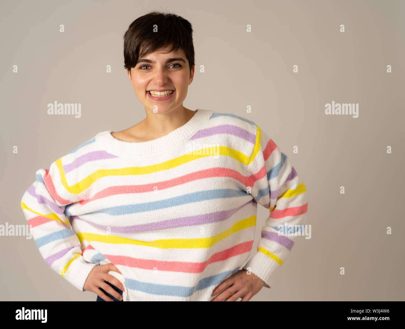Portrait von glücklich und überrascht die jungen kaukasischen Frauen lachen und Spaß in grün gestreiften Pullover in neutralen Hintergrund isoliert. Menschen, Stockfoto Portrait von glücklich und überrascht die jungen kaukasischen Frauen lachen und Spaß in grün gestreiften Pullover in neutralen Hintergrund isoliert. Menschen, Stockfoto