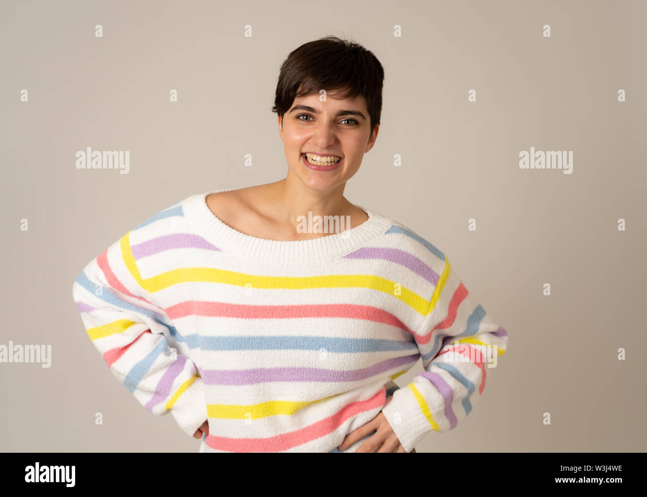 Portrait von Glücklich und lächelnden jungen kaukasischen Frauen lachen und Spaß in grün gestreiften Pullover in neutralen Hintergrund isoliert. Menschen, Po Stockfoto Portrait von Glücklich und lächelnden jungen kaukasischen Frauen lachen und Spaß in grün gestreiften Pullover in neutralen Hintergrund isoliert. Menschen, Po Stockfoto