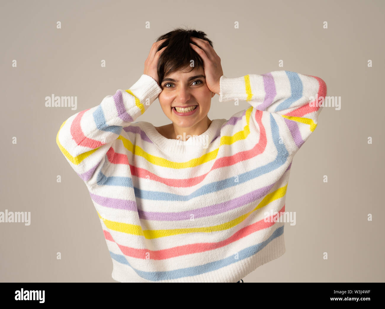 Portrait von glücklichen jungen kaukasischen Frauen lachen und Hände auf den Kopf in der Überraschung tragen grün gestreiften Pullover in neutralen Hintergrund isoliert. Pe Stockfoto Portrait von glücklichen jungen kaukasischen Frauen lachen und Hände auf den Kopf in der Überraschung tragen grün gestreiften Pullover in neutralen Hintergrund isoliert. Pe Stockfoto