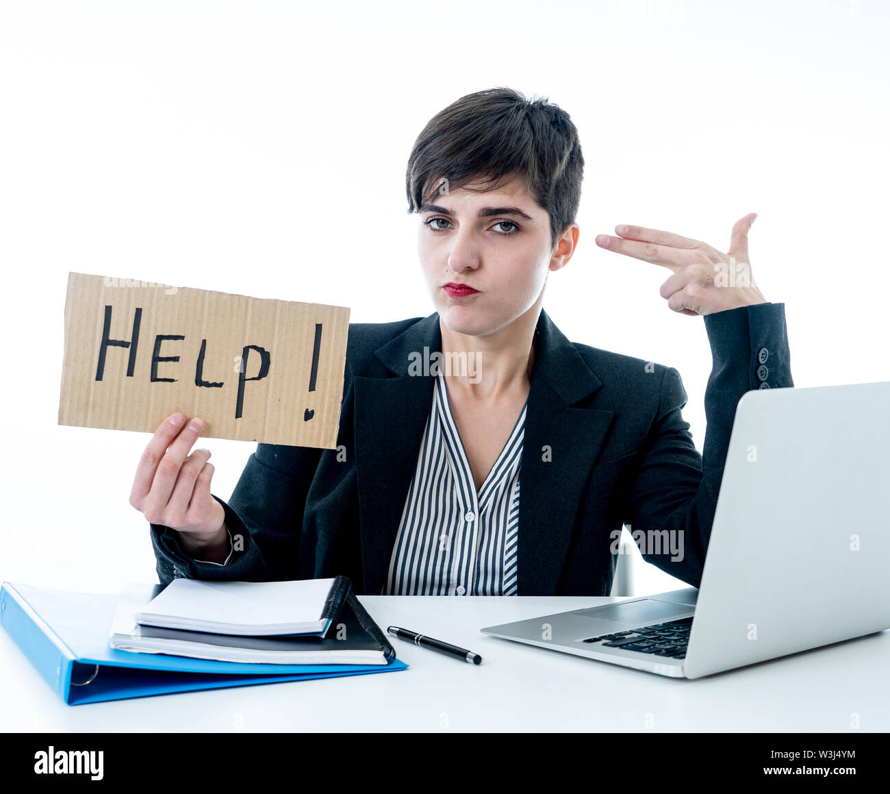 Müde und frustriert junge attraktive Frau, Arbeiten am Computer, die verzweifelt Hilfe Schild am Büro auf weißem Hintergrund. Fertig Stockfoto
