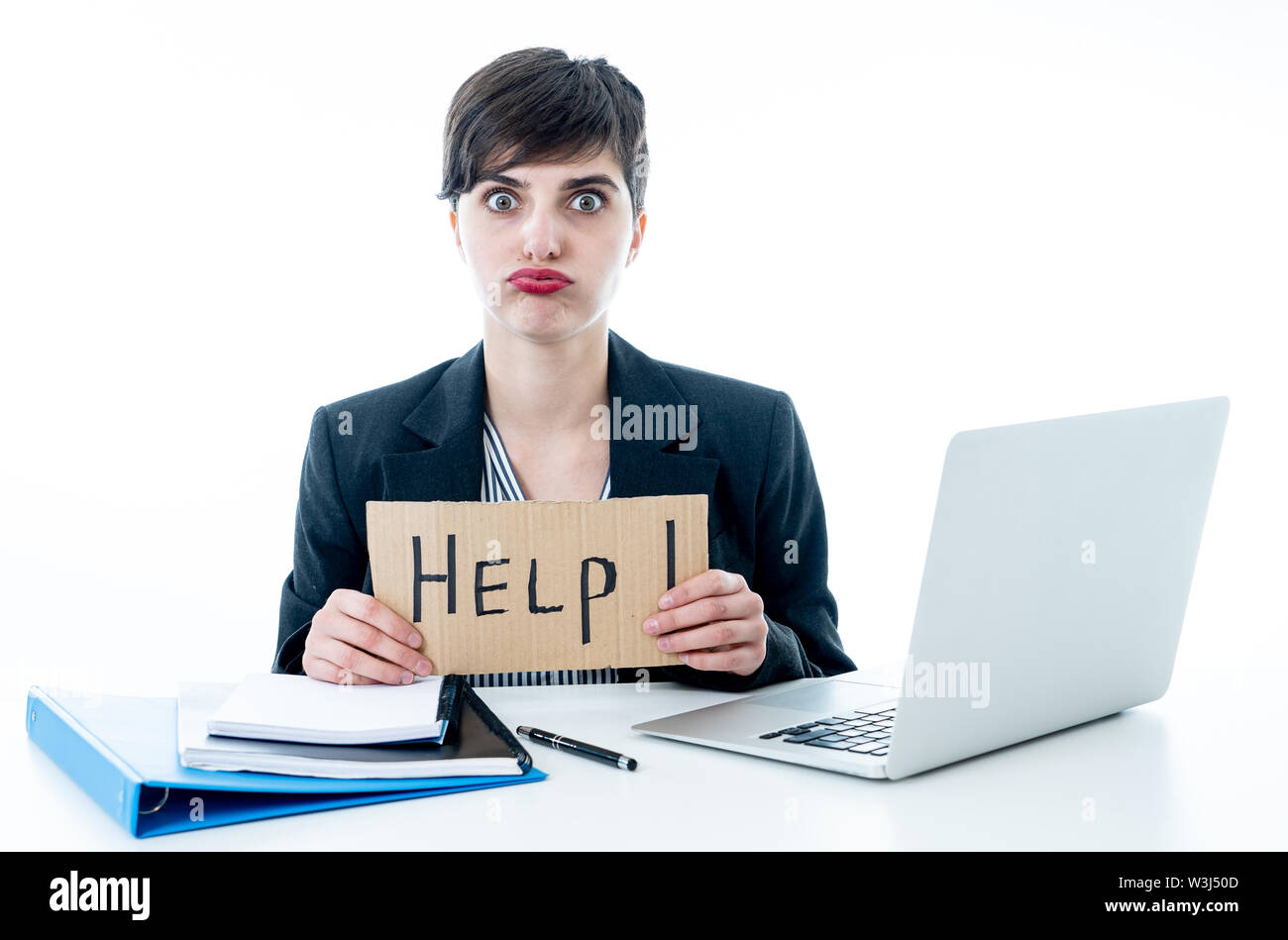 Müde und frustriert junge attraktive Frau, Arbeiten am Computer, die verzweifelt Hilfe Schild am Büro auf weißem Hintergrund. Fertig Stockfoto