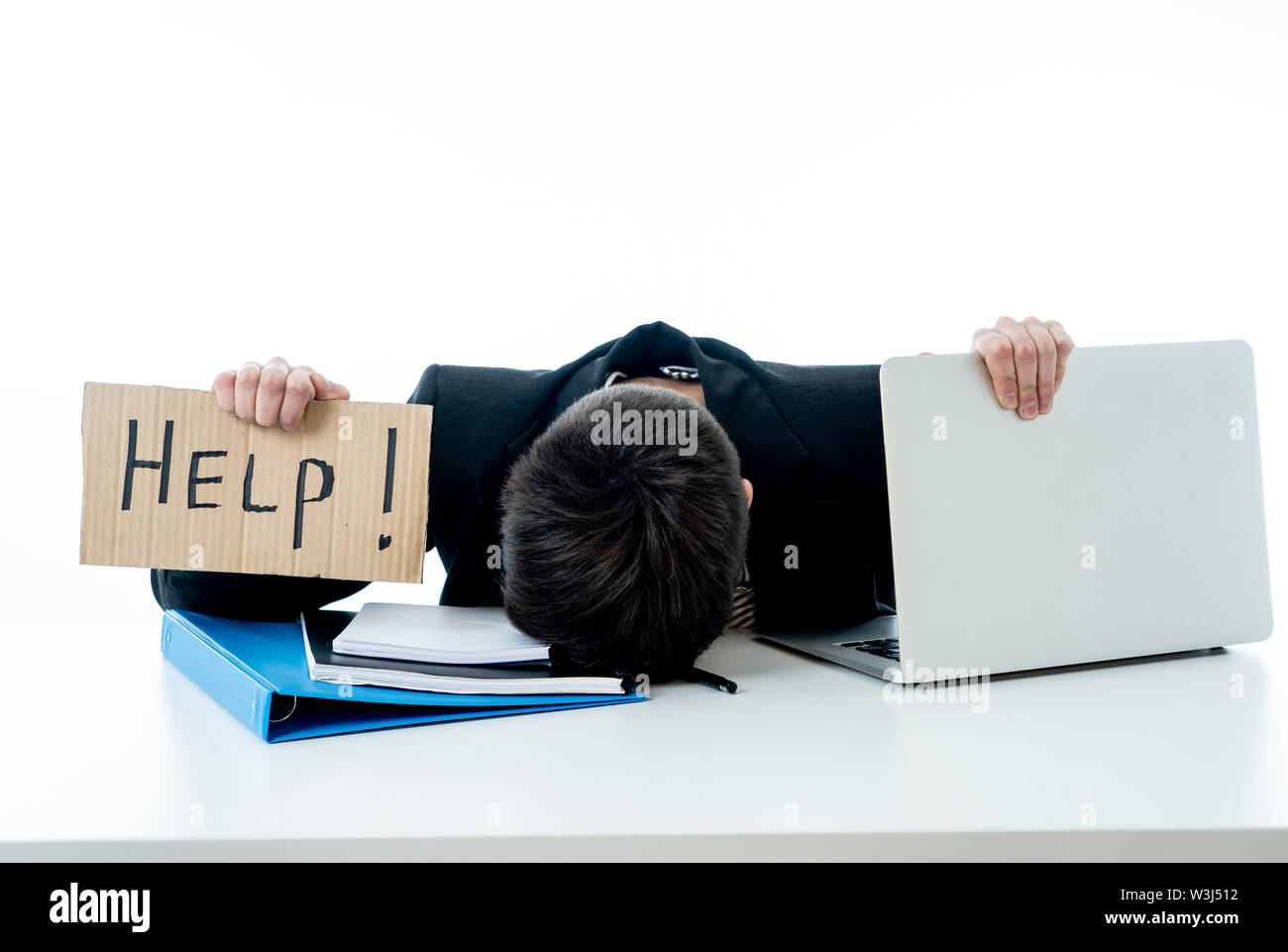 Müde und frustriert junge attraktive Frau, Arbeiten am Computer, die verzweifelt Hilfe Schild am Büro auf weißem Hintergrund. Fertig Stockfoto