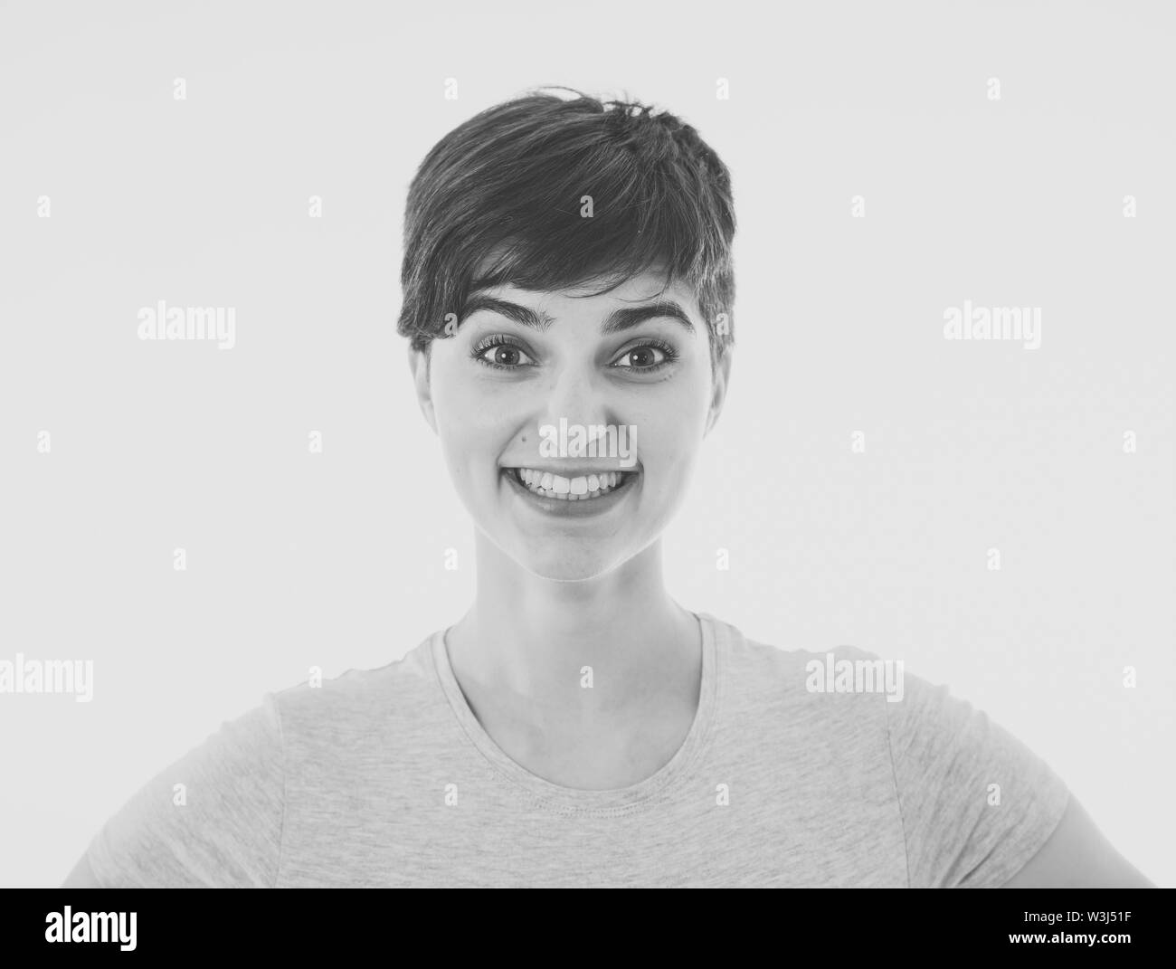 Close up Portrait von attraktiven jungen kaukasischen Frau mit glücklichen Gesicht und schönes Lächeln. Auf weissem Hintergrund In die Menschen isoliert, positiven menschlichen faci Stockfoto