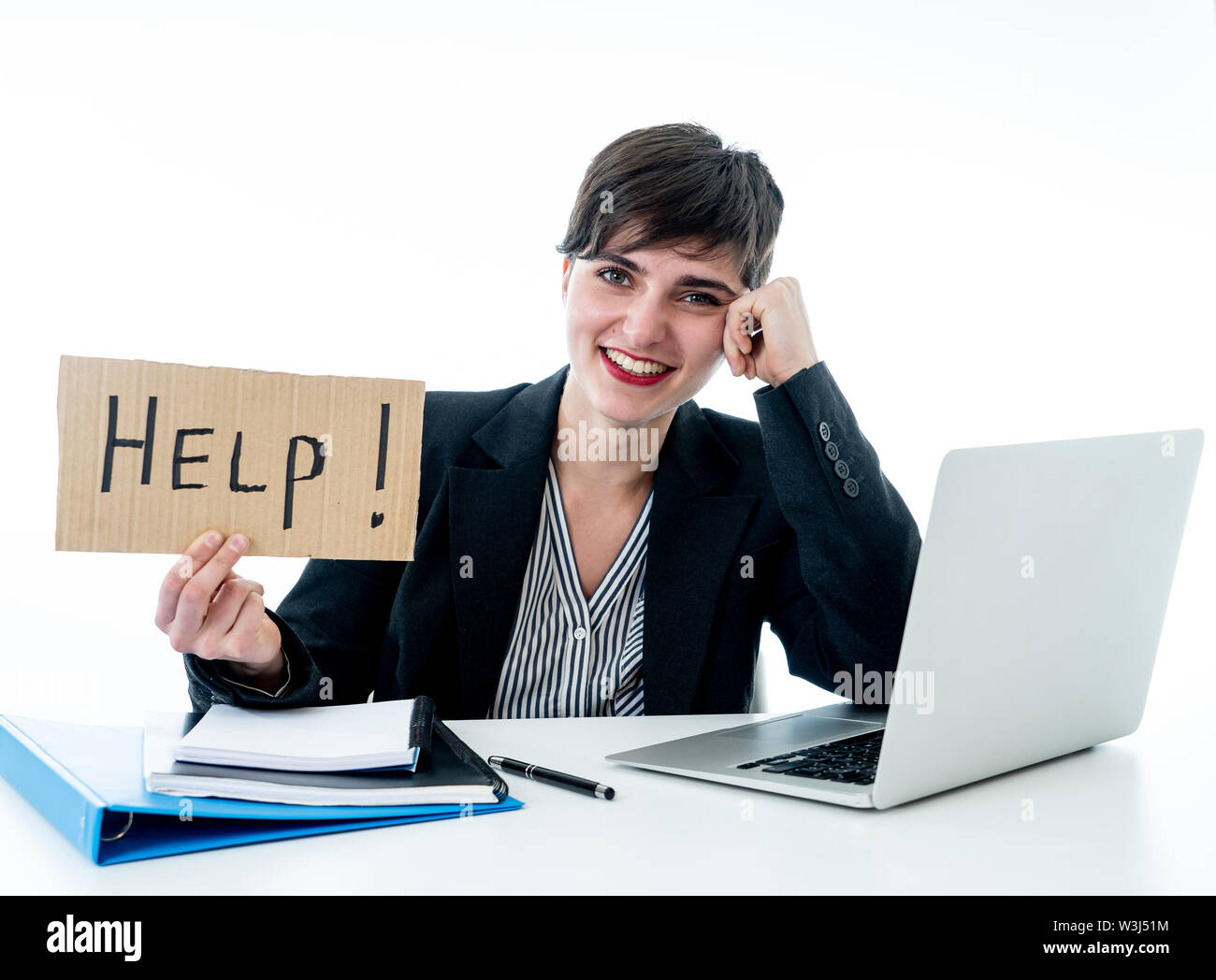 Müde und frustriert junge attraktive Frau, Arbeiten am Computer, die verzweifelt Hilfe Schild am Büro auf weißem Hintergrund. Fertig Stockfoto
