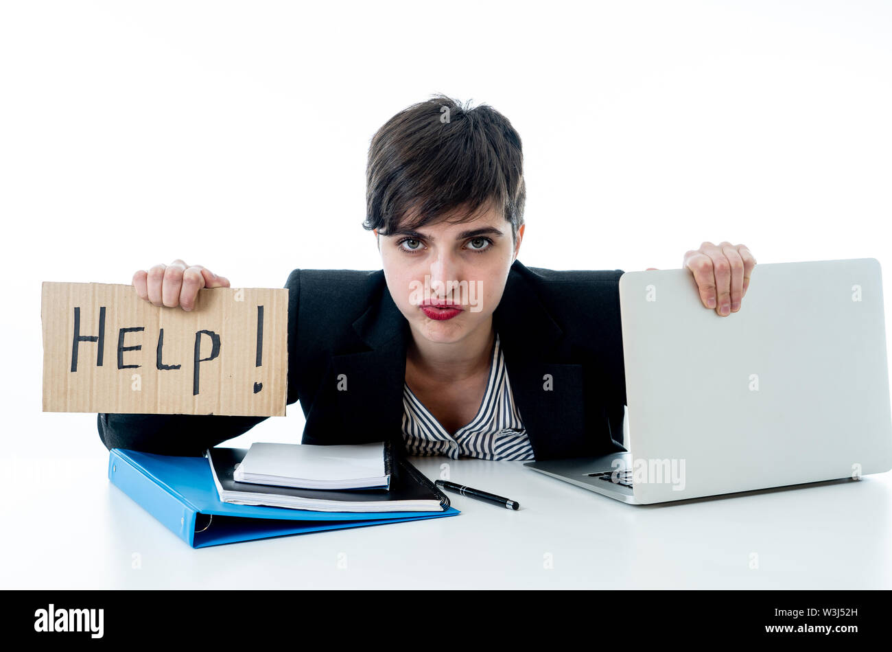 Müde und frustriert junge attraktive Frau, Arbeiten am Computer, die verzweifelt Hilfe Schild am Büro auf weißem Hintergrund. Fertig Stockfoto