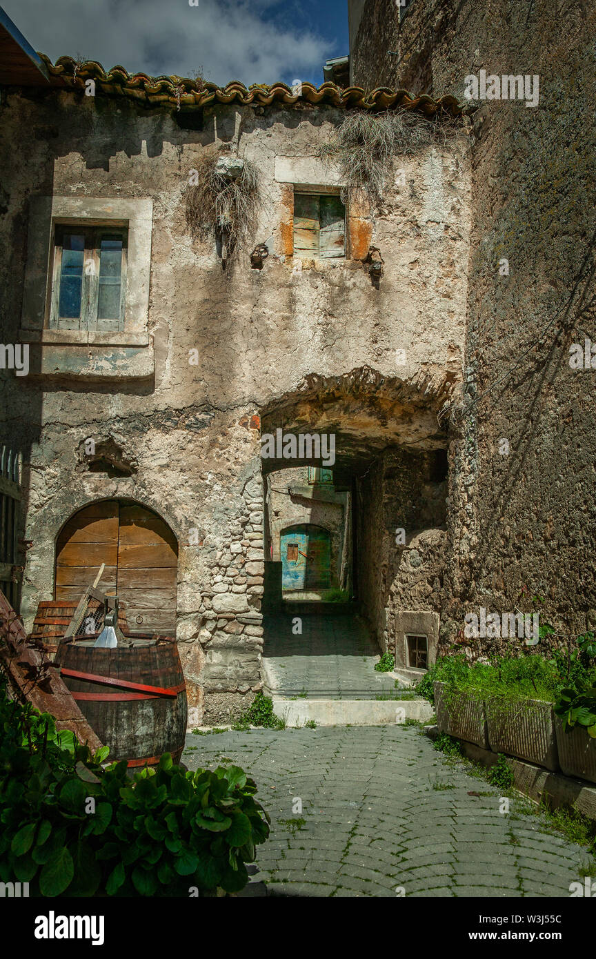 Verlassene Gasse von San Benedetto in Perillis, Abruzzen, Italien, Europa Stockfoto
