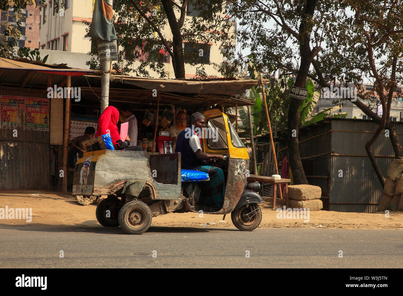 Ein Dreirad auf der Straße am Keraniganj, Dhaka, Bangladesch Stockfoto