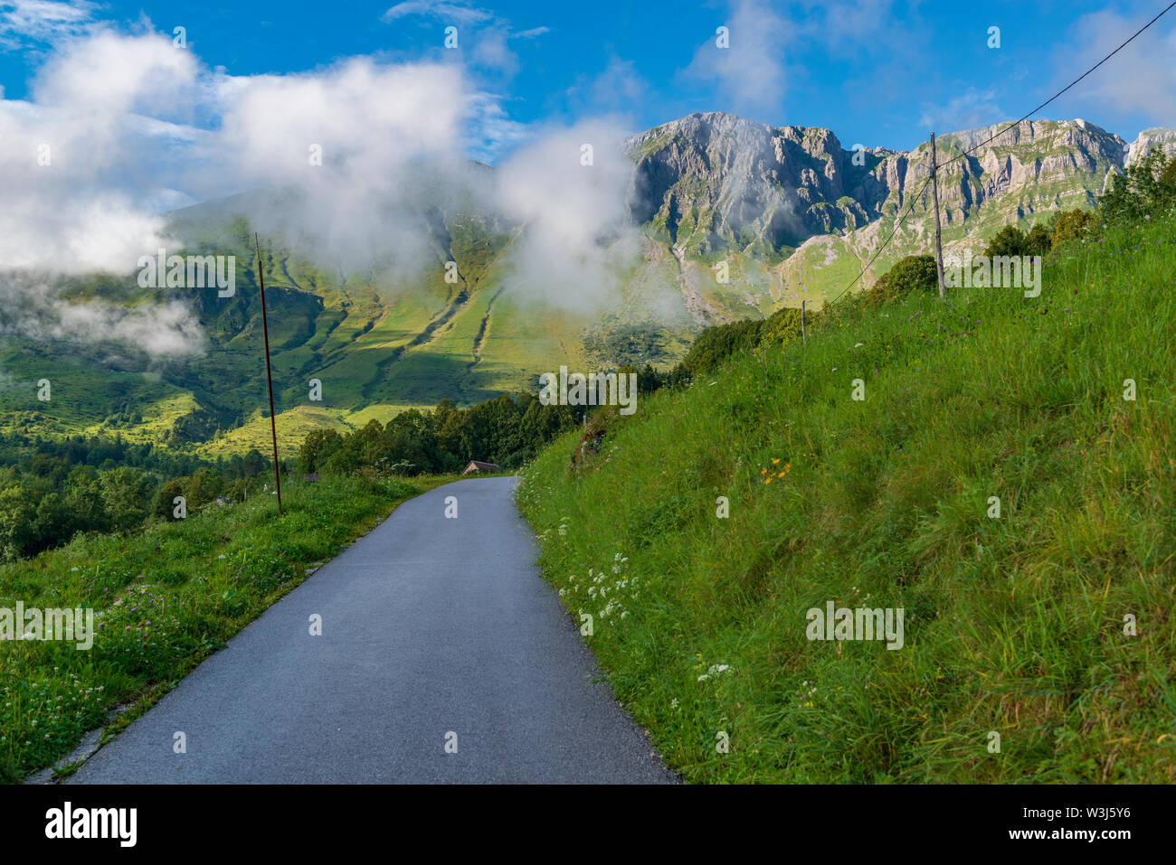 Wunderschöne Landschaft Straße hoch in den Bergen mit tiefen Wolken und hohe Felsen. Stockfoto