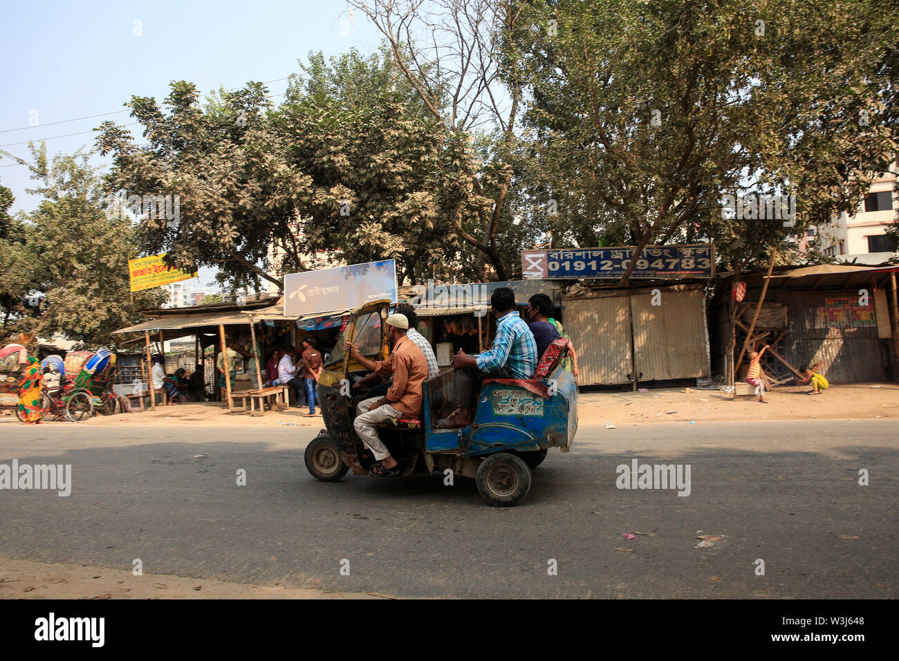 Ein Dreirad auf der Straße am Keraniganj, Dhaka, Bangladesch Stockfoto