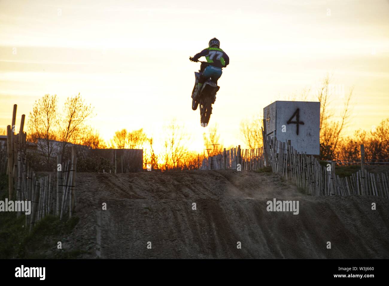 Motorcross Sprung in der Dämmerung Stockfoto