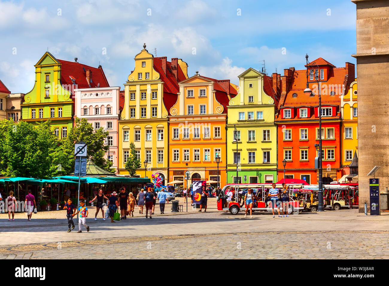 Wroclaw, Polen - 21. Juni 2019: Blick auf die Altstadt Salz Square bunte Häuser, Blüte stände und Menschen Stockfoto