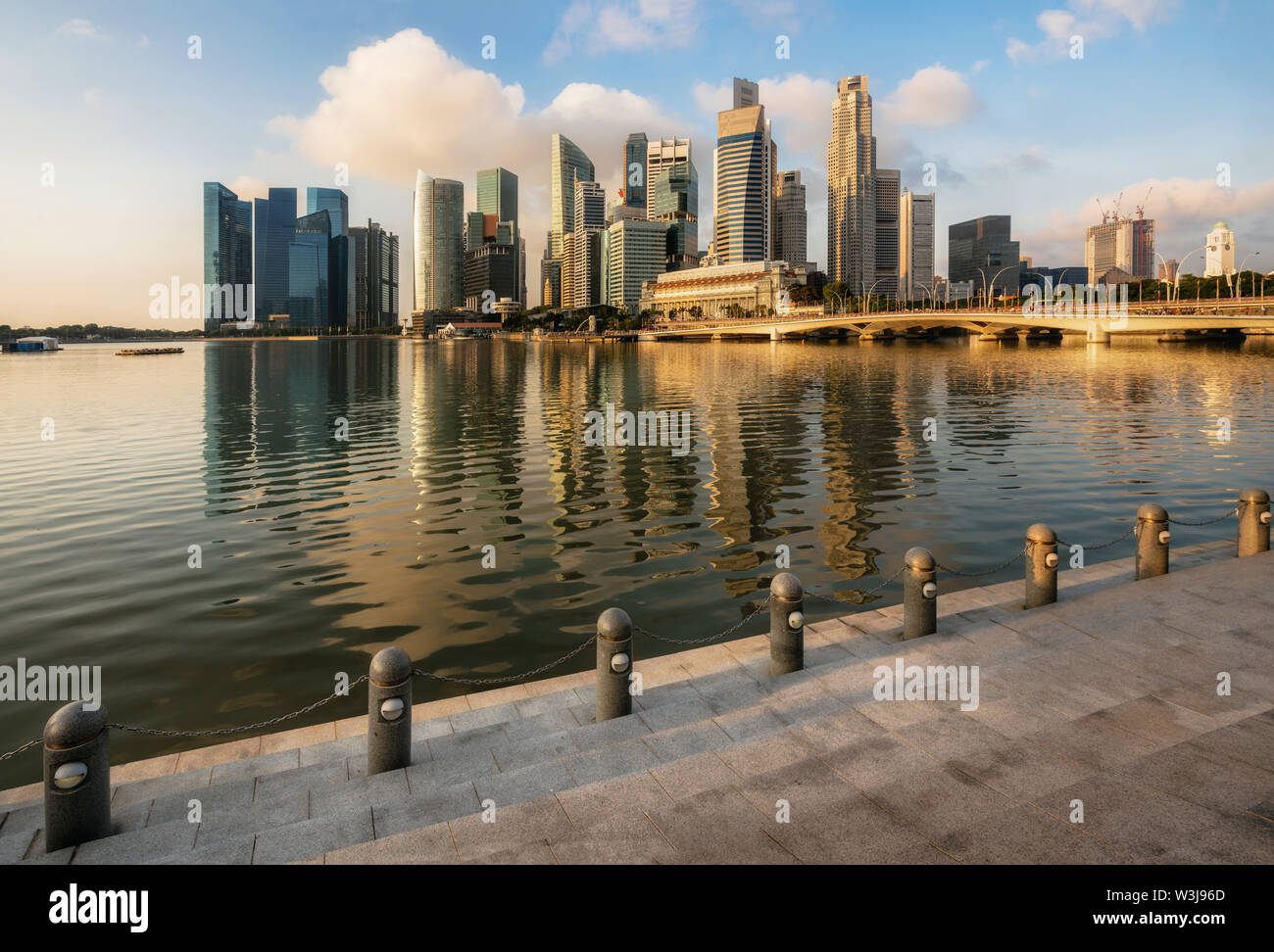 Singapur Geschäftsviertel mit Wolkenkratzern und Reflexion an der Marina Bay bei Sonnenaufgang, Singapur. Stockfoto