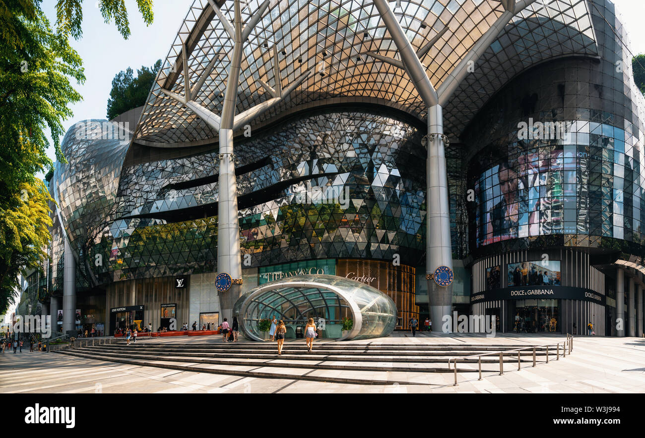 Singapur - Februar 9, 2019: Modernste Fassade des ION Orchard, die früher als Obstgarten Obstgarten Drehen Drehen, Entwicklung oder Website bekannt mit Schnitte Stockfoto