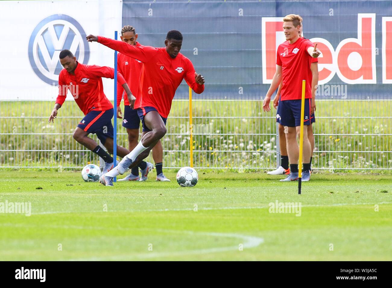 Seefeld, Österreich 16. Juli 2019: 1. BL-19/20-RB Leipzig - Trainingslager - 16.07.19 Nordi pitchBallsport Mukiele (Leipzig), Aktion/Single Image/mit Ball/| Verwendung weltweit Stockfoto