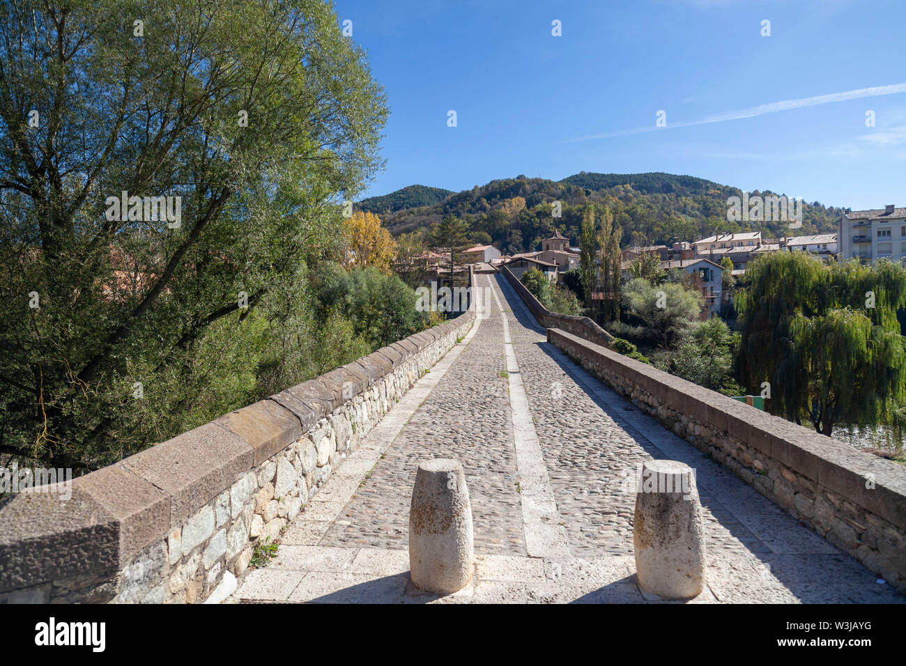 Sant Joan de les Abadesses, Katalonien, Spanien. Alte Brücke, Pont Vell. Stockfoto