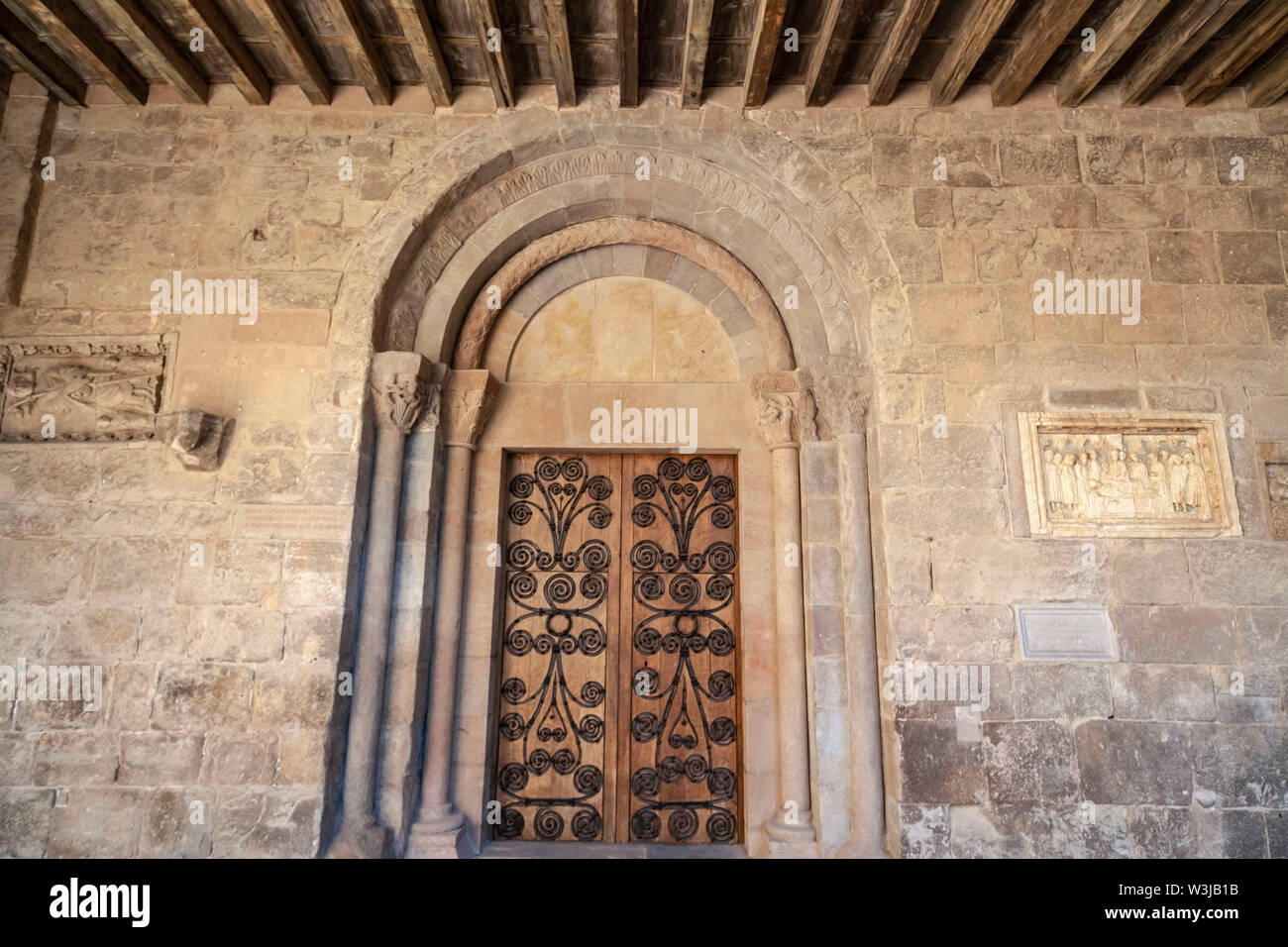 Sant Joan de les Abadesses, Katalonien, Spanien. Außenansicht des Kloster von Sant Joan, romanischen und gotischen Stil. Stockfoto