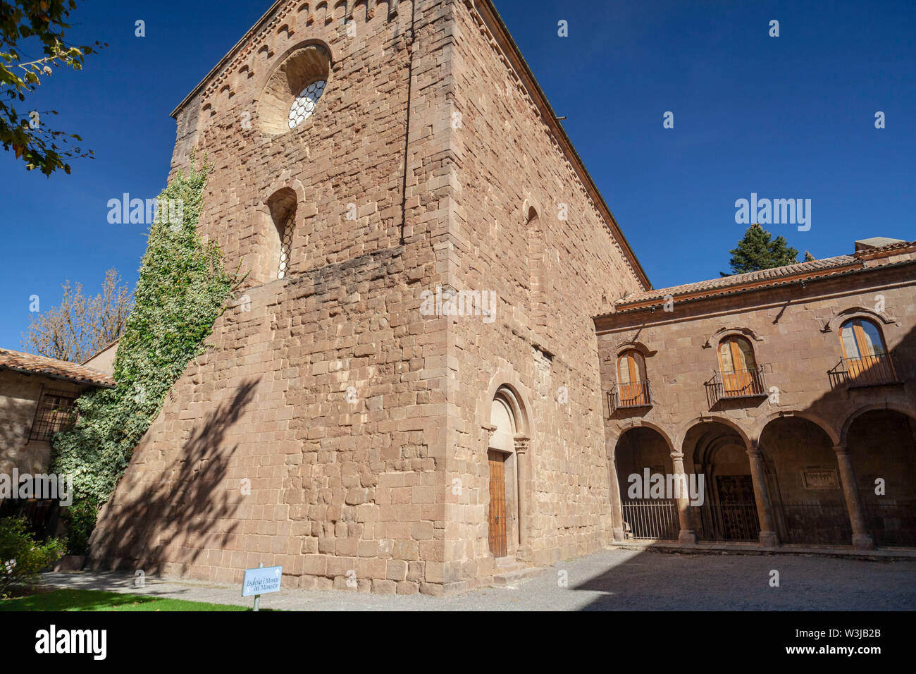 Sant Joan de les Abadesses, Katalonien, Spanien. Außenansicht des Kloster von Sant Joan, romanischen und gotischen Stil. Stockfoto