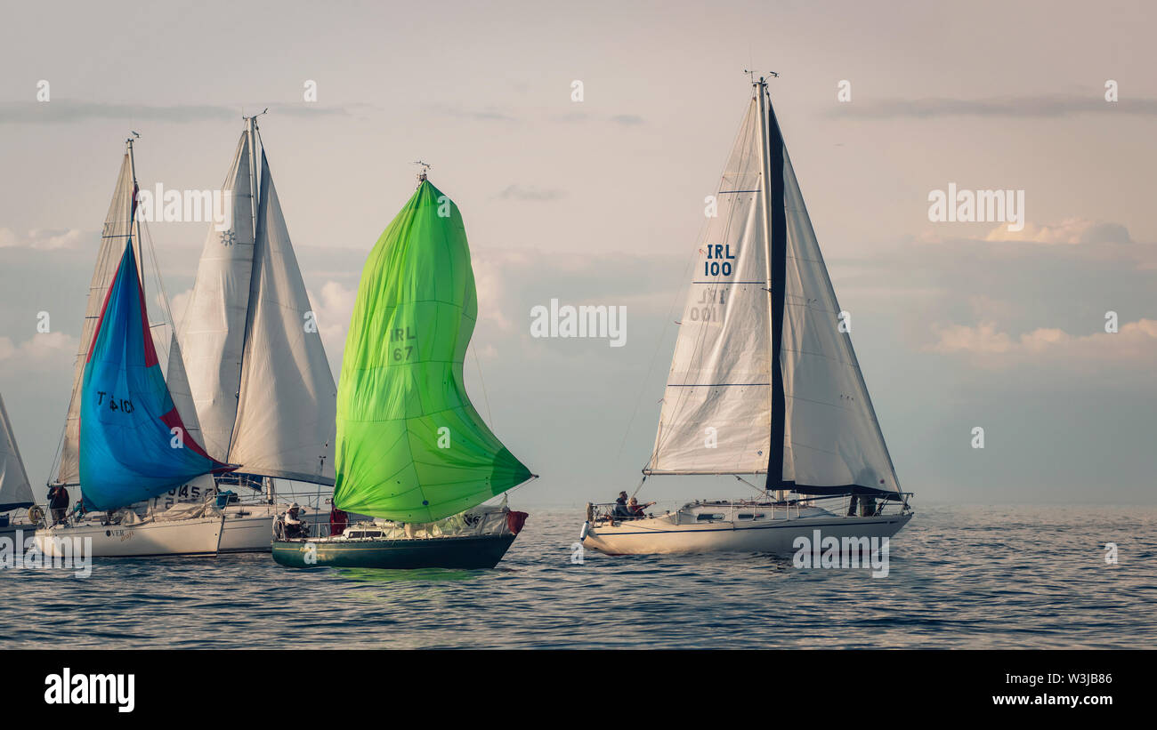Segeln zusammen. Gruppe von Segelboote Segeln in einem Unternehmen. Kurz vor dem Rennen. Stockfoto