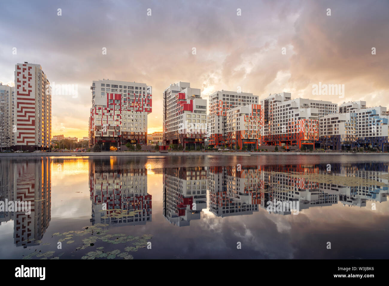 Moskau, Russland. Blick auf neue, moderne Wohnhäuser in Wasser auf Sonnenuntergang in Nagatinsky Zaton Bezirk widerspiegelt Stockfoto