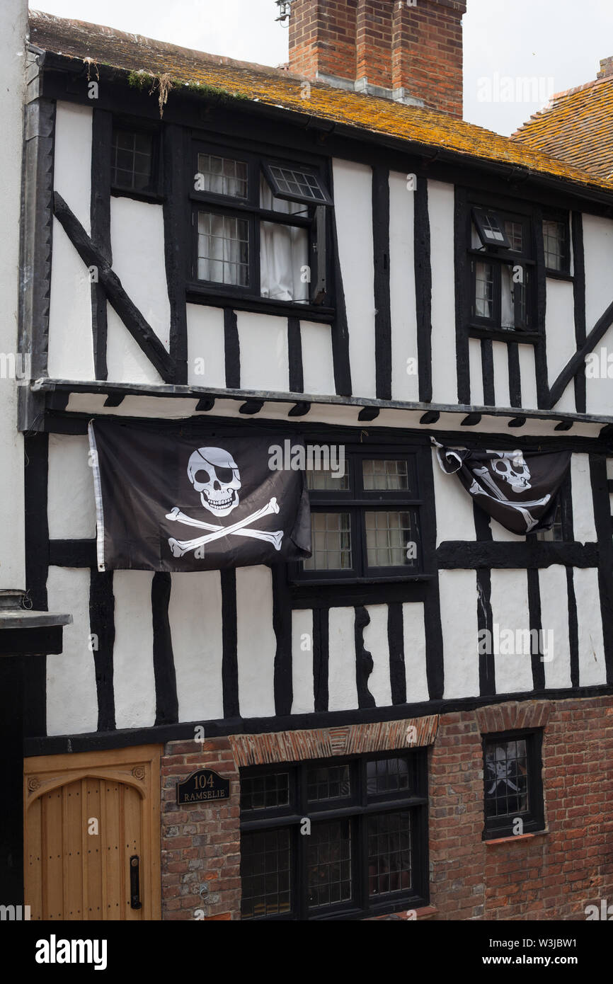 Eine alte mittelalterliche Darstellung von Schädel & Totenkopf Piraten Flaggen während der jährlichen Feier des Piraten Tag in Hastings, Altstadt, East Sussex, Großbritannien Stockfoto
