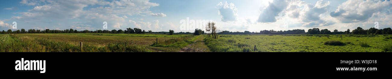 Wunderschöner Panoramablick in die Natur zwischen die Felder Stockfoto